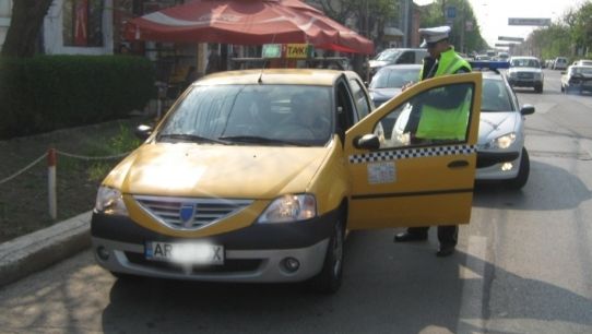 Un taximetrist a murit după ce a fost bătut de mai mulţi tineri