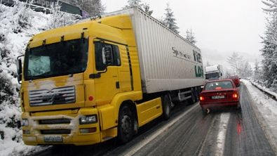 Trafic blocat în judeţul Vrancea, pe DN 2N, din cauza ninsorii şi a viscolului