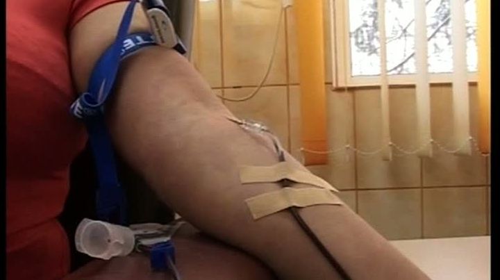 Sute de oameni donează sânge ca să aibă ce pune pe masă, de sărbători