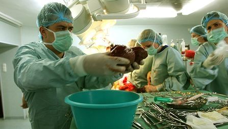 Românii mor cu zile pe listele de aşteptare : Doar 44 de donatori de organe în 2009