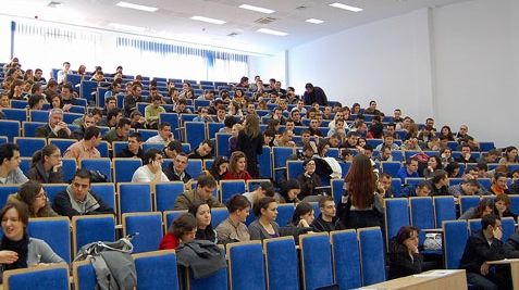 Studenţii, sfătuiţi să se adreseze medicului de familie pentru vaccinarea contra gripei porcine