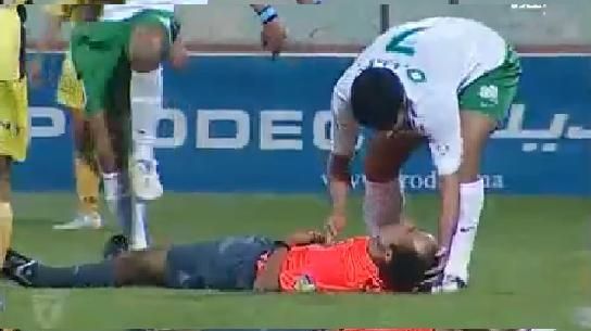 Un arbitru şi-a pierdut cunoştinţa după ce a primit o minge în cap! VEZI VIDEO