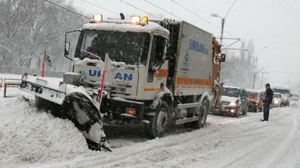 365 de utilaje au ieşit pe străzile Capitalei, pentru deszăpezire
