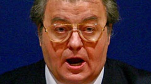 Vadim Tudor: Când a recunoscut Băsescu că a fost învins? Mai lipsea să spună că acel copil l-a plesnit pe el peste faţă