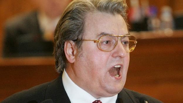 C. V. Tudor: Băsescu trebuia să semneze pe versetele satanice, nu pe Biblie