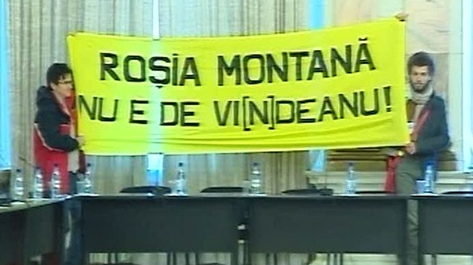 Protest în Parlament: \"Roşia Montană nu e de VI[N]DEANU\" 