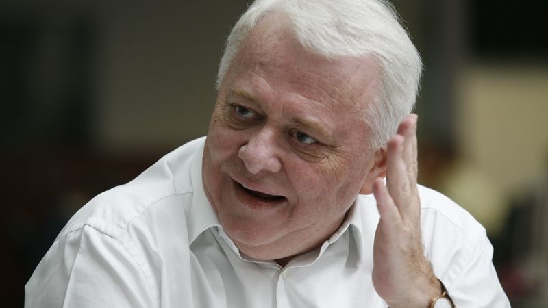 Băsescu a fost ajutat de "Flacăra violetă" la dezbaterea cu Geoană, susţine Viorel Hrebenciuc