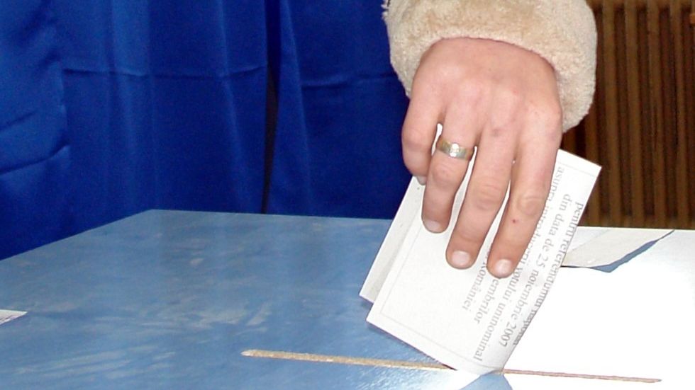 O femeie din comuna Plopana - Bacău, surprinsă cu două buletine de vot