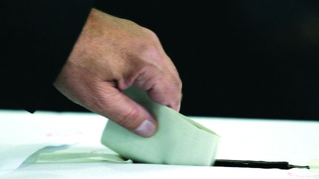 SONDAJ: Credeţi că românii din străinătate ar trebui să aibă dreptul să voteze pentru alegerea preşedintelui?
