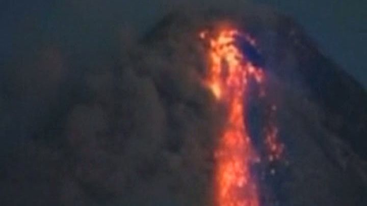 Alertă de erupţie în Filipine. Peste 50.000 de persoane au fost evacuate din apropierea vulcanului Manyon