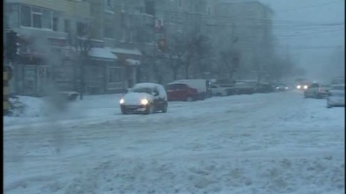 Prefectul Capitalei vrea să amendeze primarii de sector care nu-şi fac treaba la deszăpezire 