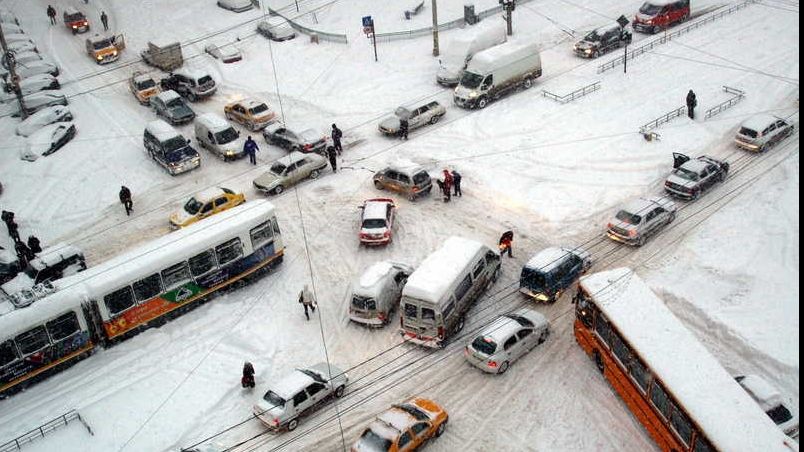 Primăria Capitalei a anunţat zonele cu probleme din cauza zăpezii şi a poleiului 