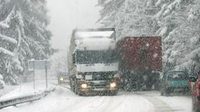 Două sute de oameni au fost blocaţi în zăpadă, pe două drumuri judeţene din Dolj