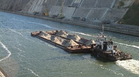 O ambarcațiune cu opt români la bord s-a răsturnat în Dunăre 