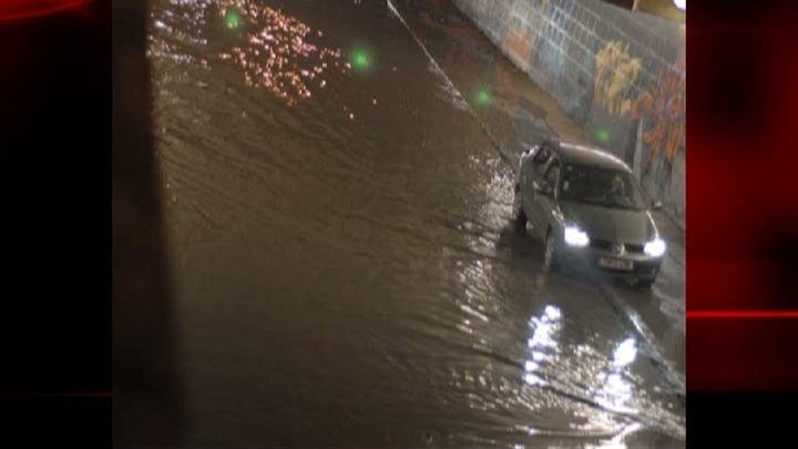 Un microbuz cu călători şi mai multe mașini au rămas blocate într-un pasaj inundat -  O femeie a avut nevoie de îngrijiri medicale