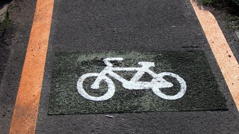 Maşinile parcate ilegal pe trotuar, pe benzile pentru biciclişti ar putea fi ridicate