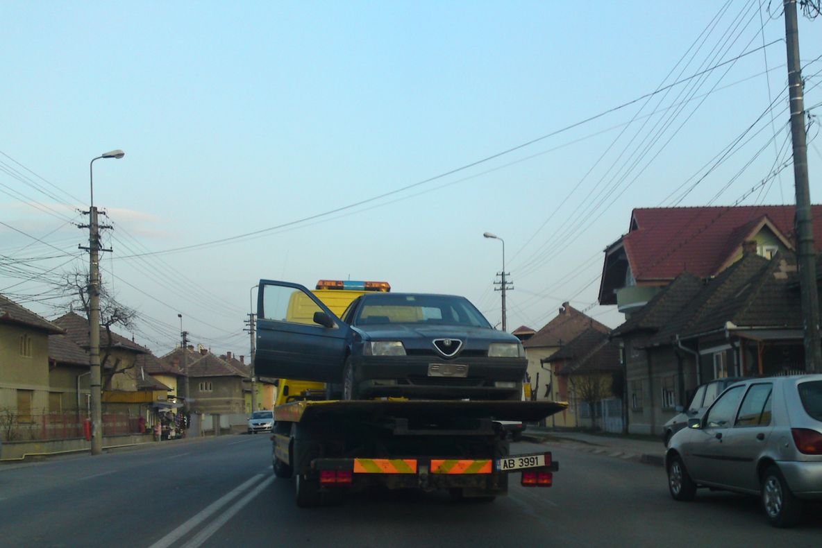 A lovit cu maşina mai multe persoane. Ce a păţit după aceea patronul unei firme de tractări auto