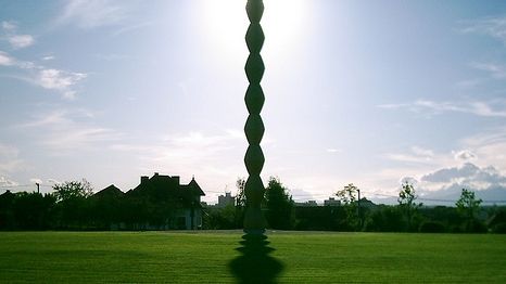 Dosar penal pentru distrugere după ce o adolescentă a zgâriat Coloana Infinitului