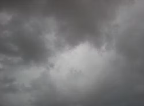 Vremea în weekend: ploile se restrâng, iar temperaturile încep să crească ușor. Ce transmit meteorologii