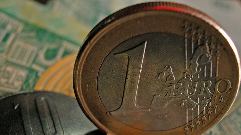Leul recuperează din depreciere atât faţă de euro, cât şi faţă de dolar