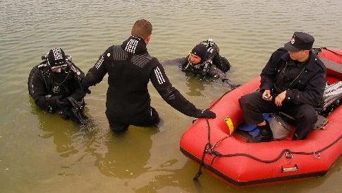 Alertă pe râul Olt! Scafandrii caută un adolescent de 15 ani, posibil înecat 