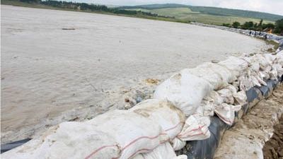 Prăpăd în Caraș Severin. 1.000 de oameni, izolați după ce s-a rupt un dig. Mașina cu pâine, blocată
