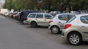 Noile reguli au intrat în vigoare! Cine parchează pe trotuar, i se ridică maşina şi primeşte amendă 