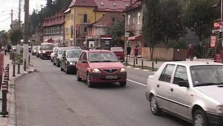 Trafic de coșmar, pe Valea Prahovei. Coloane de mașini, pe DN1, în Bușteni și Comarnic