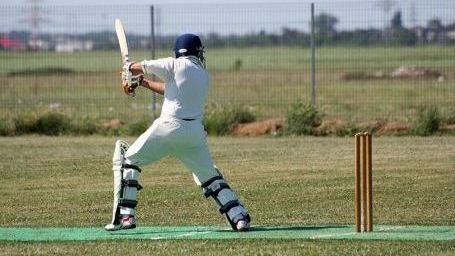 Un arbitru israelian de crichet a murit după ce a fost lovit de o minge