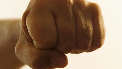 Şi-au scris vorbe urâte pe Facebook, apoi s-au întâlnit şi s-au bătut