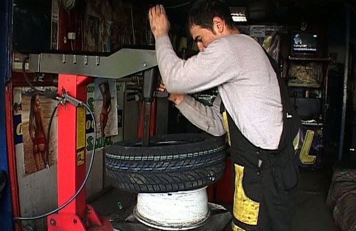 Explozie la o vulcanizare din Botoșani. Doi angajați au fost răniți, unul a fost dus cu elicopterul SMURD la spitalul din Iași