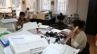 INEDIT. Primăria în care angajații decid la ce oră vin la muncă