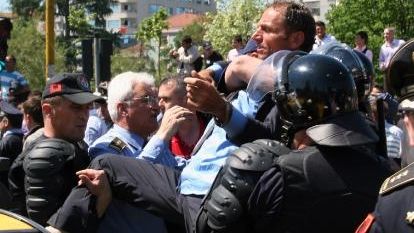 Mii de susținători ai opoziției albaneze cer demisia președintelui parlamentului, Ilir Meta