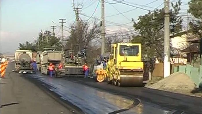 Asfaltare cu picioarele la Buzău. Urmăriţi filmuleţul 