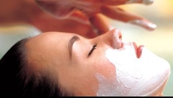 Cremă anti-aging, făcută în casă din produse naturale. Reduce ridurile, petele pigmentare și închide porii dilatați