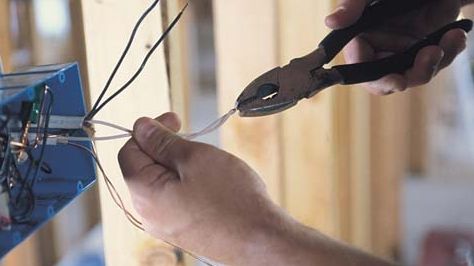 Electrician concediat pentru „consumul excesiv și repetat” de alcool, reangajat de instanță! Motivarea deciziei este halucinantă