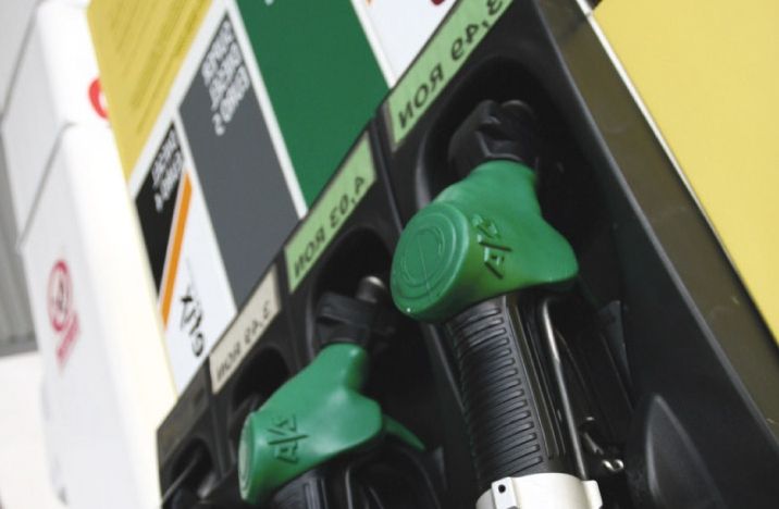 Guvernul renunţă oficial la compensarea carburanţilor cu 50 de bani! Șoferii vor plăti prețul întreg de la 1 ianuarie