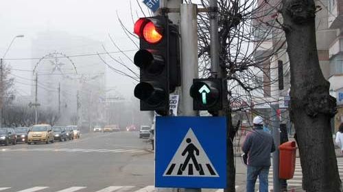 Semafoare alimentate de la bar, oprite de patron. Siguranță rutieră la cârciumă în „Intersecția morții” 