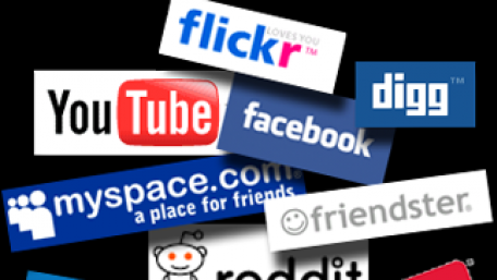 Sute de români amendați pentru postări politice din mediul online