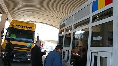 Peste 20 de tone de substanţe inflamabile, transportate ilegal, descoperite într-un camion, în Vama Giurgiu - Anchetă uriașă