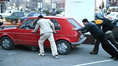 Lovitură devastatoare pentru proprietarii de mașini vechi. Decizia este IMINENTĂ!