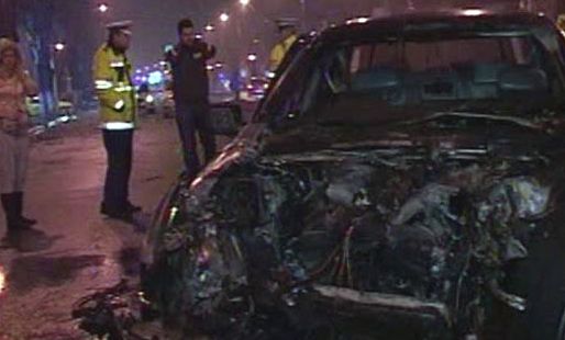 Bărbat mort într-o maşină care a ars în faţa Fiscului