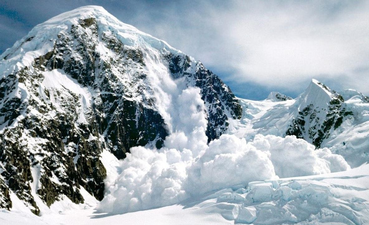 Un turist cu parapanta a dispărut în staţiunea Voineasa 