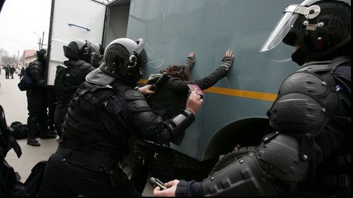 Trei persoane care se ocupau cu traficul de migranți, reținute de procurorii DIICOT