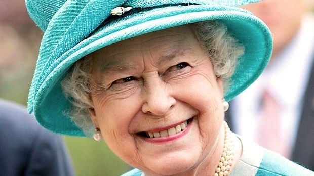 REGINA ELISABETA a II-a angajează oameni care să DEZLIPEASCĂ GUMA lăsată de turişti- SALARIU FABULOS