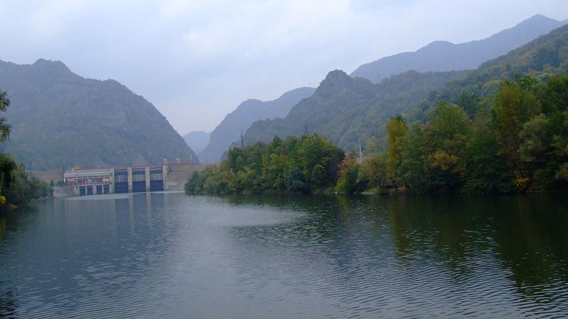 Mamă și fiică, la un pas de moarte după ce au căzut în râul Olt: cum s-a produs incidentul