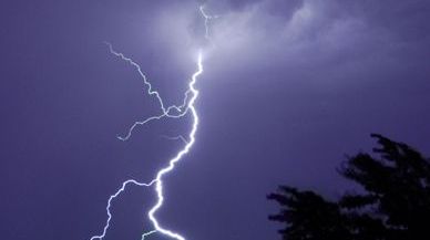 Pensiune lovită de trăsnet, într-o staţiune din Vâlcea. 7 turişti, dintre care 3 copii, au fost evacuaţi