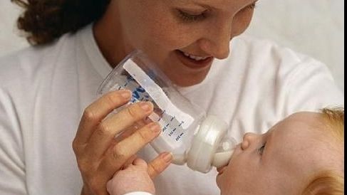 Alertă alimentară! Lapte praf pentru sugari, retras de la vânzare. Conține o bacterie care provoacă diaree și vărsături