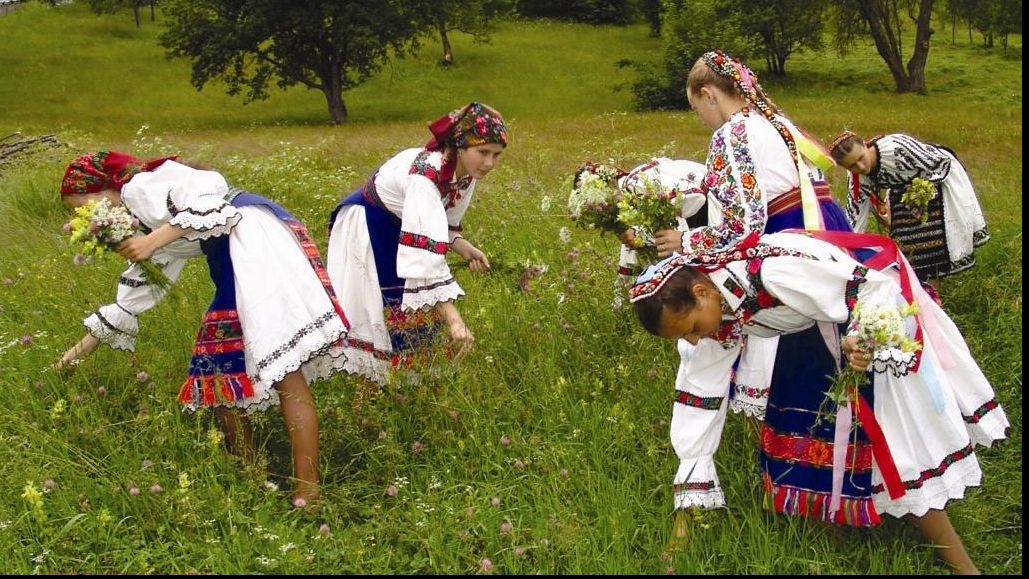 SÂNZIENELE 2015. Provocare oltenească de sânziene 