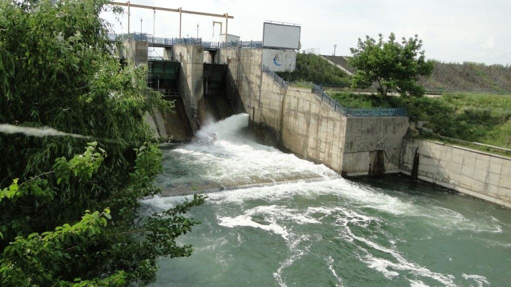 REVOLTĂTOR! O vidanjă plină cu materii fecale a fost deversată într-un canal care se scurge în Lacul Morii